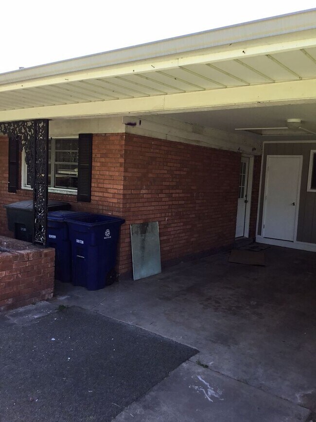 Building Photo - GORGEOUS 4/3 BROADMOOR HOME-UPDATED-MUST SEE