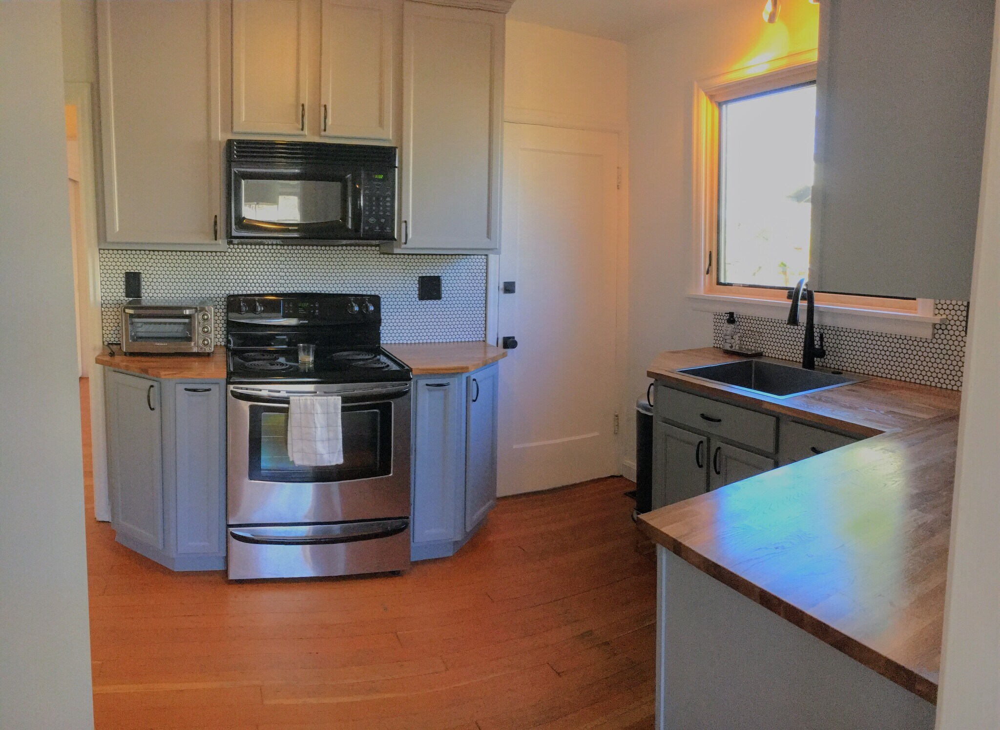 Kitchen - access door to basement and driveway - 6605 N Fenwick Ave