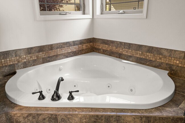 Building Photo - Spacious 3-Bedroom Home in Sought-After Valley West