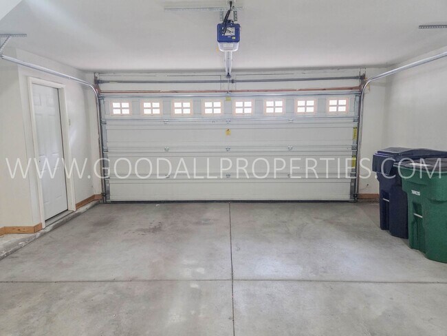 Building Photo - Summer Special! 2-Bedroom, 2.5-Bath Townhome in Urbandale with 2-Car Attached Garage