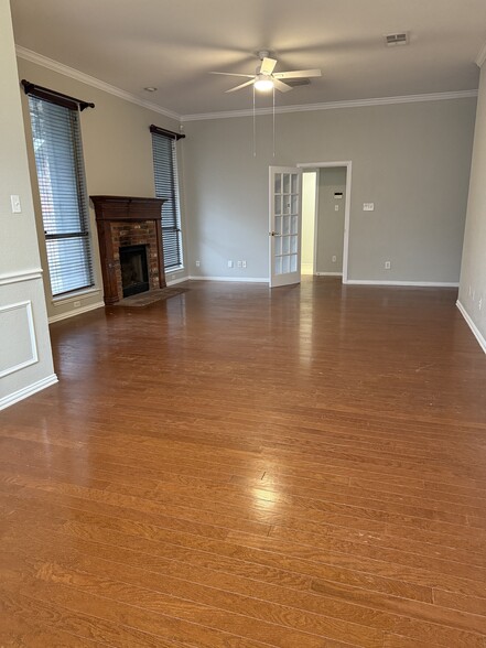 Living Area - 804 W Lonesome Dove Trl