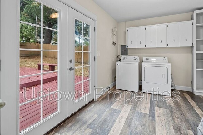 Building Photo - 9520 SW Cypress St