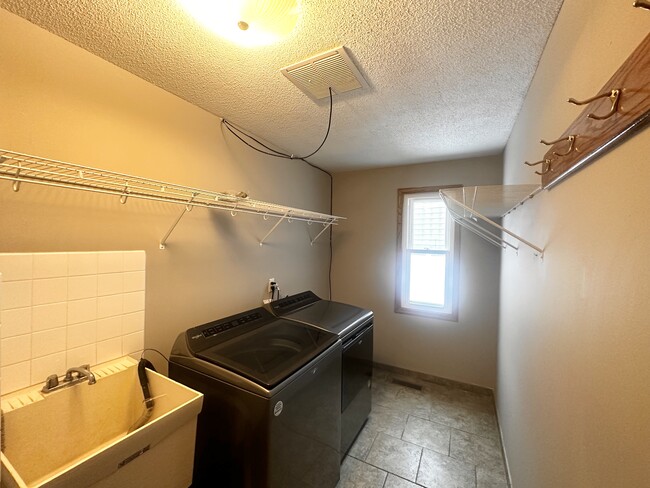 Building Photo - 9403 Lakeside Trl