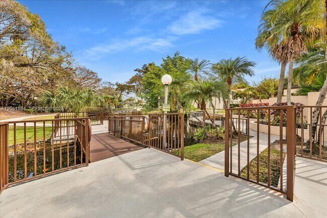Building Photo - 2240 N Cypress Bend Dr