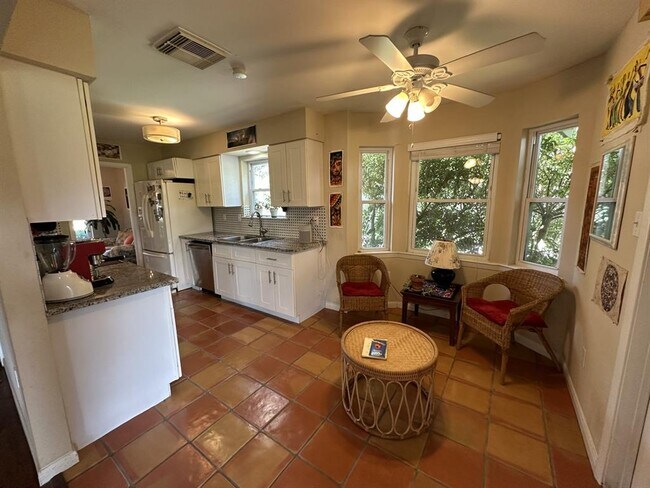Building Photo - 15806 Torry Pines Rd