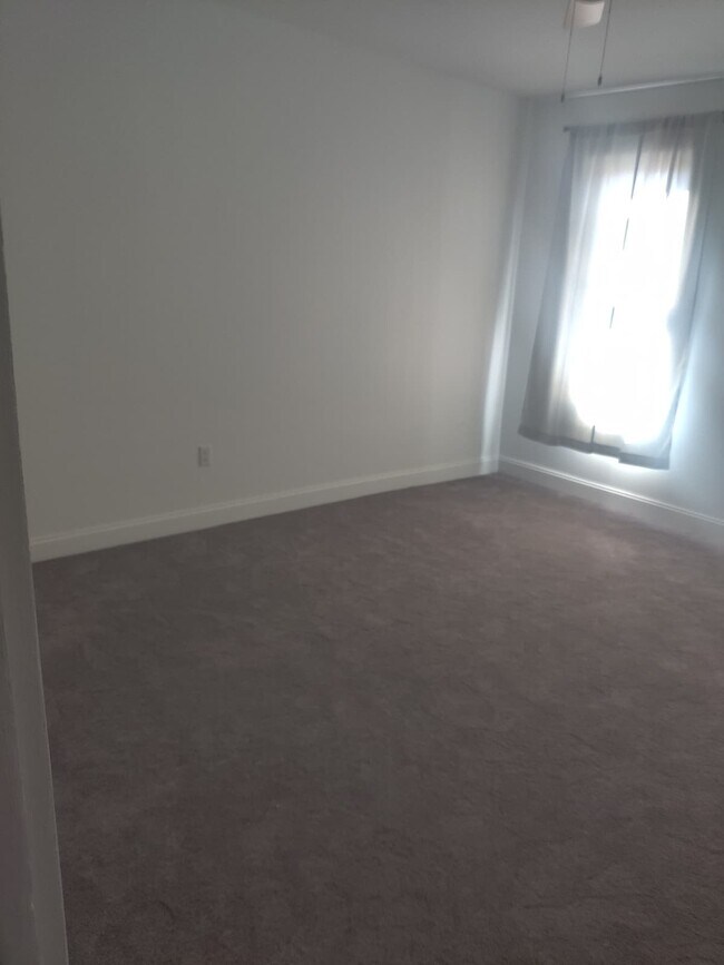 Building Photo - 1620 Lindley Ave