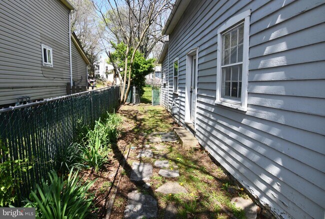 Building Photo - 122 E Monmouth St