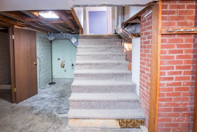 Building Photo - Centrally located single family home 2 bed...