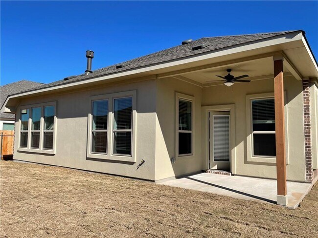 Building Photo - 205 Baralo St