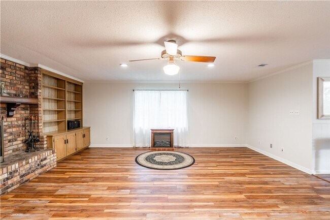 Building Photo - 3 Bedroom Home in Convenient Location