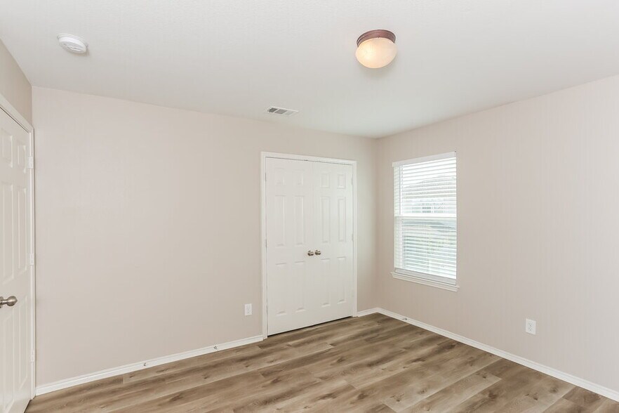 Building Photo - 413 Emerald Creek Dr