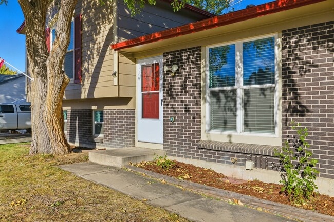 Building Photo - PRICE DROP! 3 Bedroom 2 Bathroom House Wit...