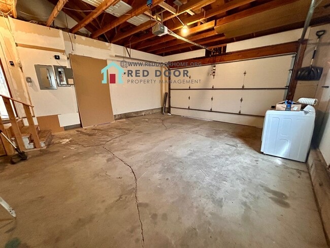 Building Photo - Spacious 5-Bedroom Home with Central Air, Fireplace & Huge Fenced Yard