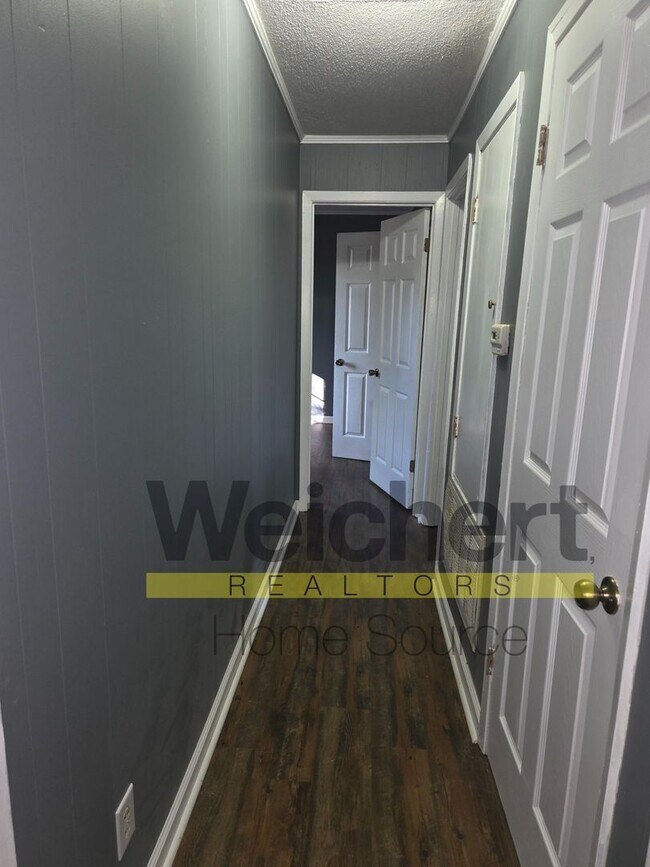 Building Photo - Freshly Updated 2-Bedroom on a Quiet Street