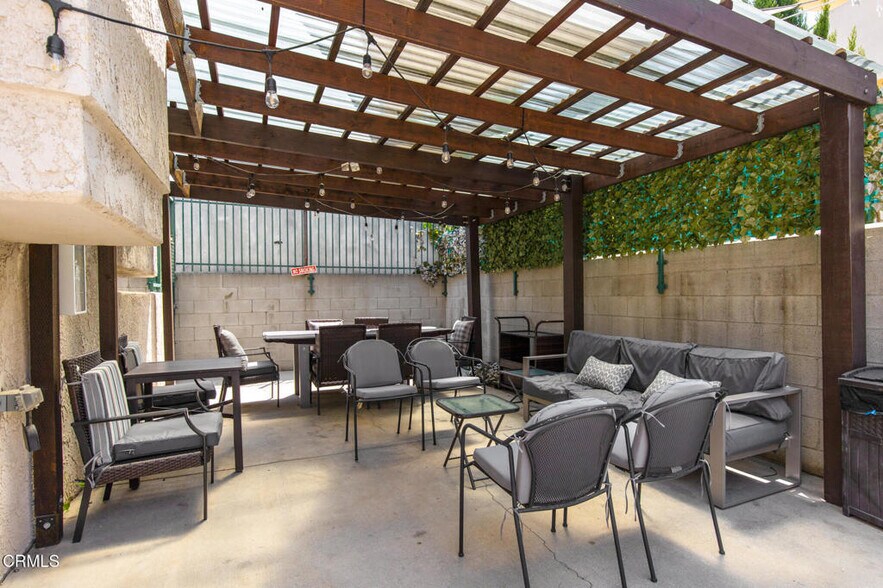 community outdoor area - 11940 Weddington St