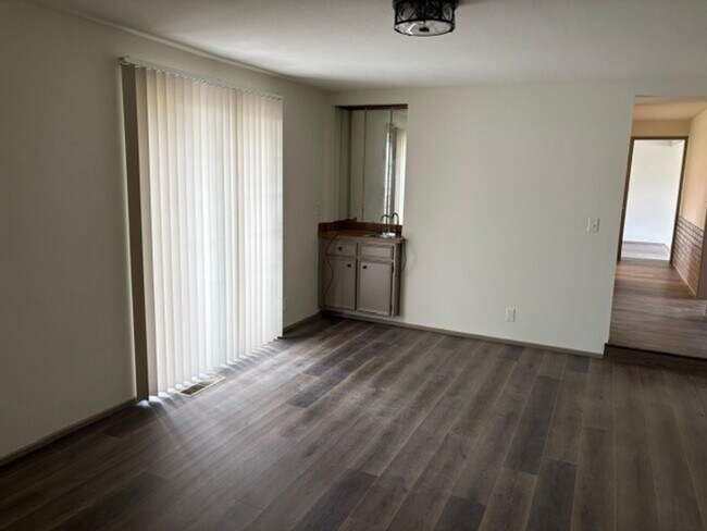 Building Photo - Newly remodeled Thurston  Home