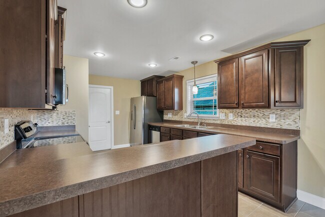 Building Photo - 128 Willow Tree Dr