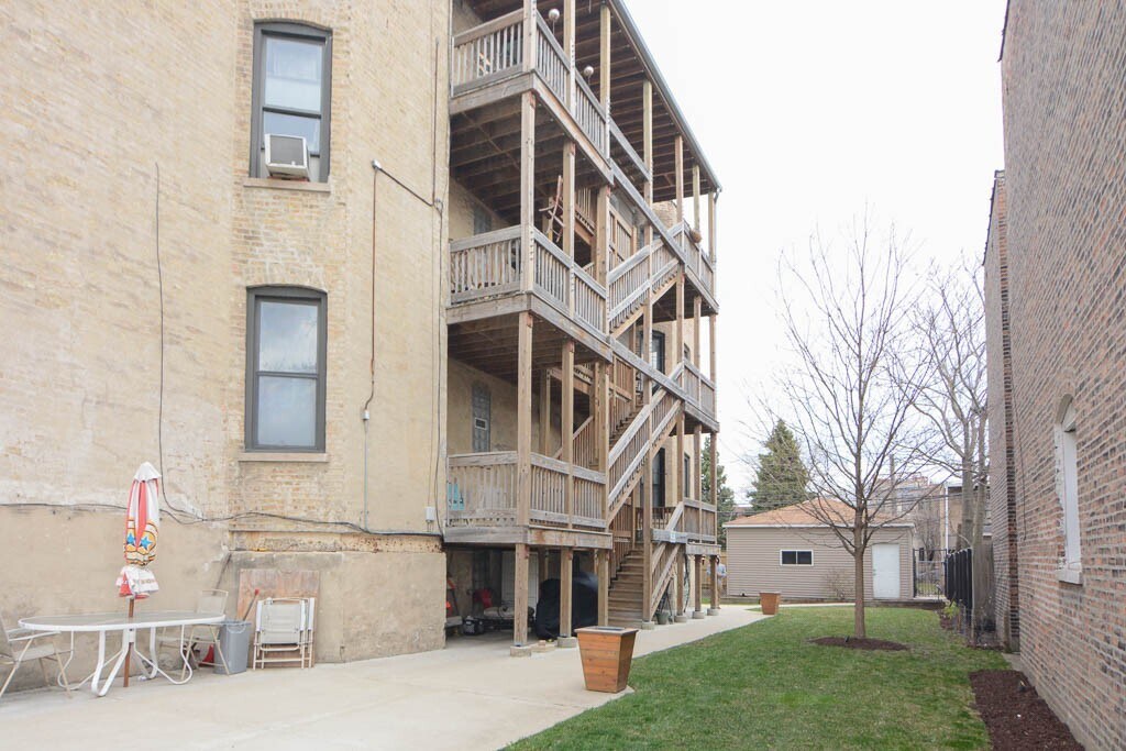 Building Photo - 1009 N Sacramento Ave