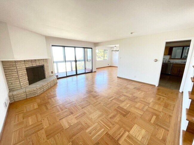 Building Photo - Beautiful Golden Gate Heights 5 Bed/3.5 Bath Home w/Amazing Views