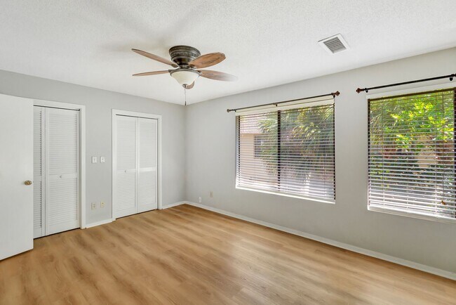 Building Photo - Prime Location Near Ravenel Bridge & Charl...