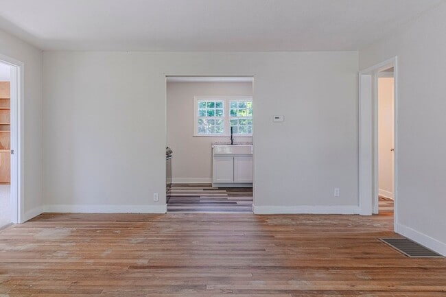 Building Photo - Spacious home for rent!