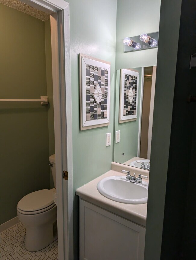 Ensuite Shower, Toilet & Sink - 122 Demont Avenue East