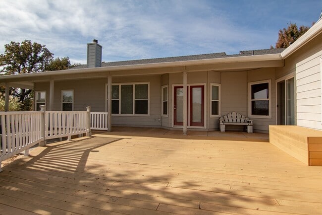Building Photo - Country Home for Rent on Acreage | 3.5 Acres, 3 Car Garage, Deck, Pet Friendly