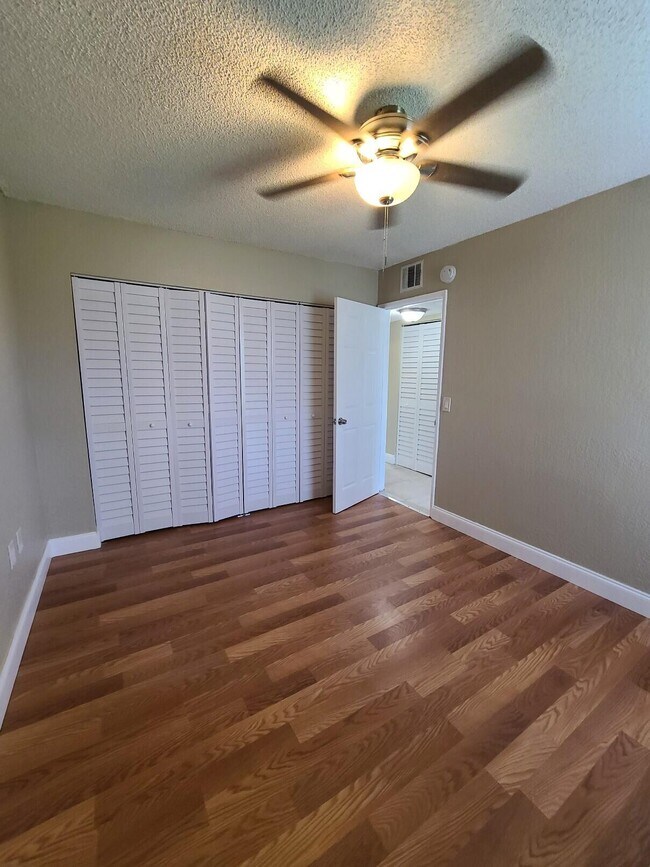 Building Photo - 1520 Lake Crystal Dr