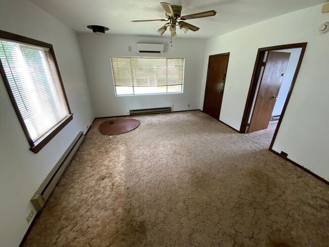 Building Photo - AVAILABLE NOW!!! Tacoma 2bdr 1 bath house w/ 2 car garage