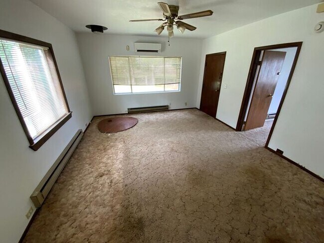 Building Photo - Tacoma 2bdr 1 bath house w/ 2 car garage