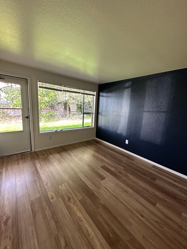Building Photo - Downtown Renton Apartment W/S/G and 2 parking spaces included