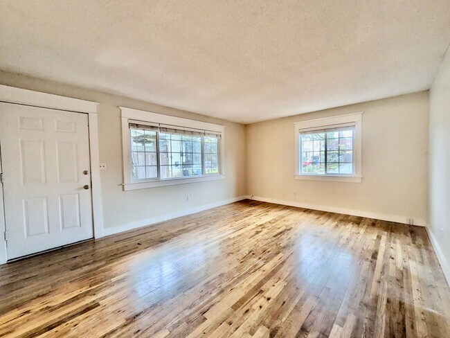 Building Photo - Discover Your New Home in the Heart of the Desirable Sellwood Neighborhood! Water/Sewer/Garbage I...