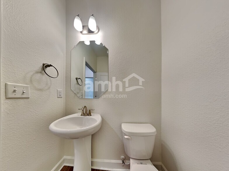 Building Photo - 437 Sandstone Dr