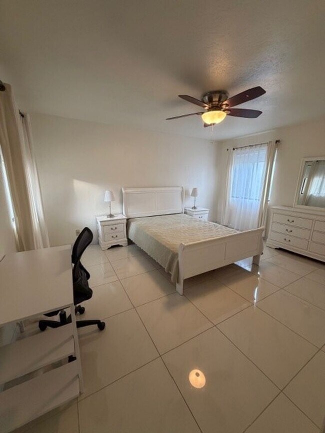 Building Photo - 3428 Eastview Ct