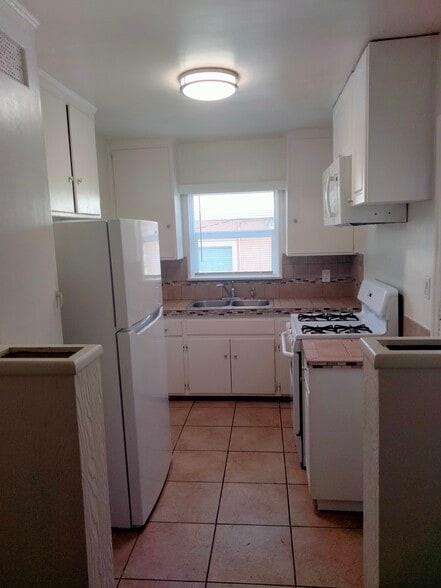 Kitchen - 1420 N Hollywood Way