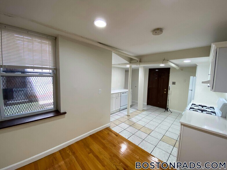 Building Photo - 171 Hemenway St