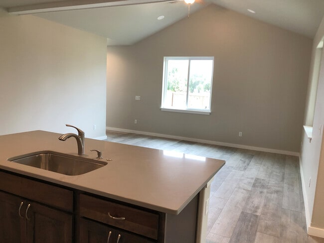 Building Photo - Modern Townhome with Heated Garage