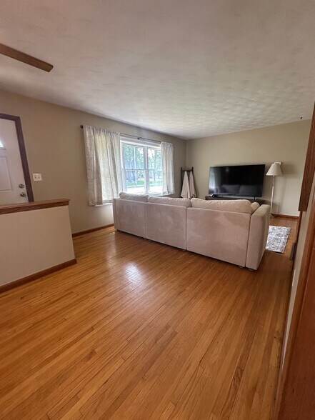 upstairs living room-hardwood floors - 4151 Rahn Rd