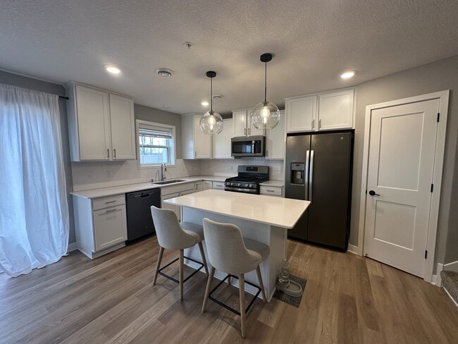 Building Photo - 2122 Ada Dr