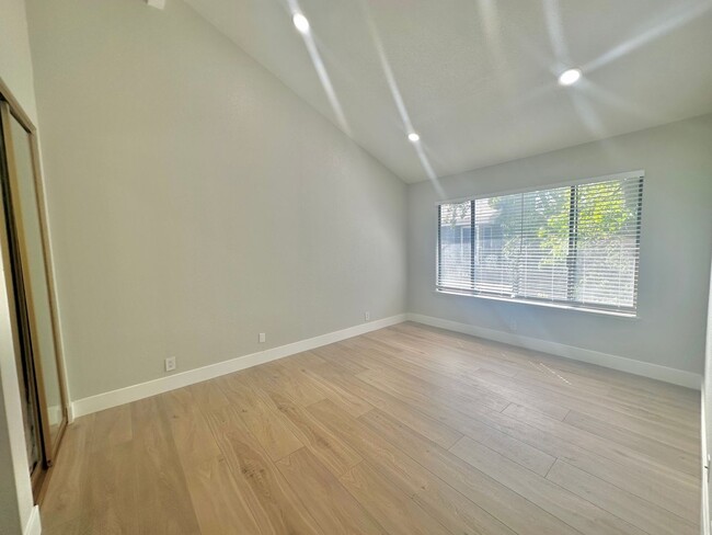 Building Photo - Two Bedroom Condo Available in Newark!