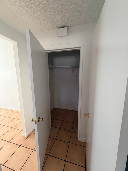 Building Photo - 869 Lincoln Ave