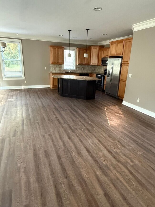 Building Photo - 4 bedroom 2 1/2 bath house for rent