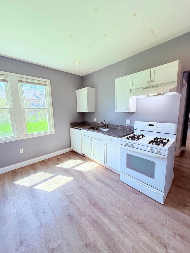 Building Photo - 3 Bed, 1 Bath Home with Modern Amenities / Vouchers Accepted / Available Now!