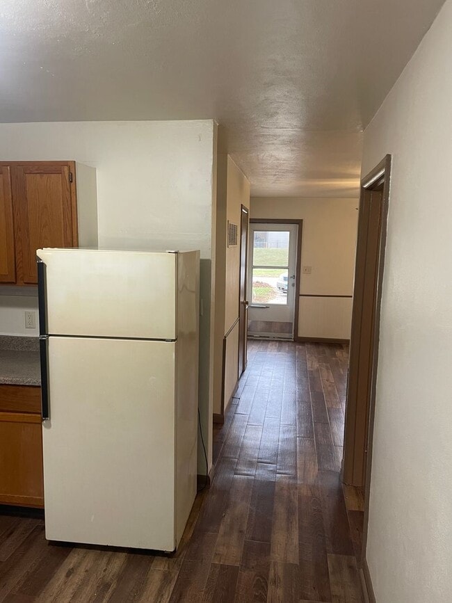 Building Photo - Immaculate 2 Ranch Style Bedroom Duplex