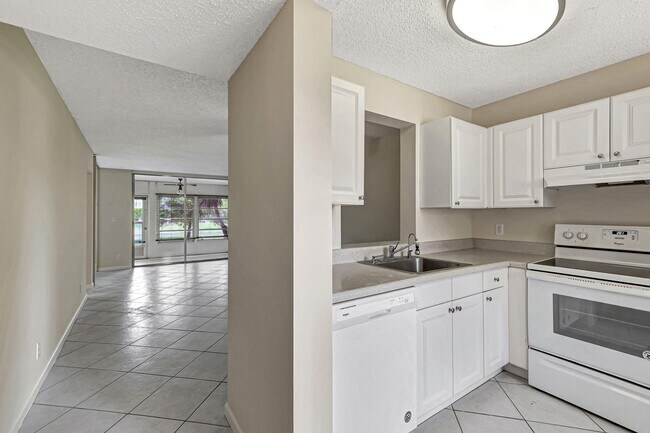 Building Photo - 6795 Huntington Ln