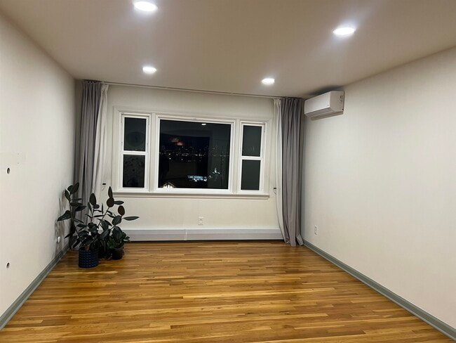 Building Photo - 724 6th St