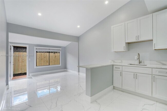 Building Photo - 907 SW 15th Terrace
