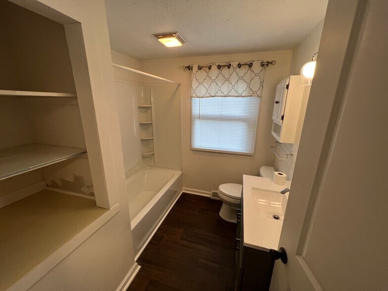 Upstairs full bath - 662 River Rd