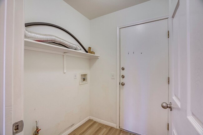 Building Photo - 1013 Lantana Ln