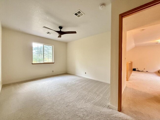 Building Photo - 300 Colonial Dr